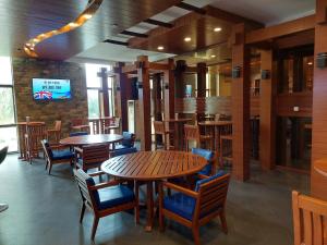 南迪Nasau Resort & Villas的餐厅设有木桌、椅子和电视。