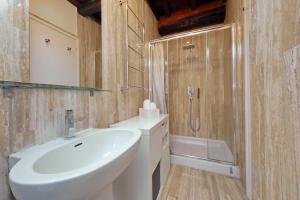 罗马suity I cozy Nazareno Apartment的一间带水槽和淋浴的浴室