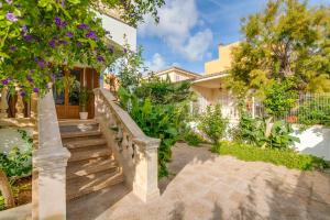 科洛尼亚圣霍尔迪Ideal Property Mallorca - Tobalu的通往鲜花房子的楼梯