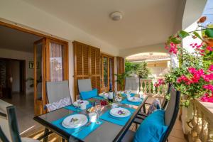 科洛尼亚圣霍尔迪Ideal Property Mallorca - Tobalu的一间带桌椅和鲜花的用餐室