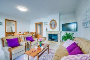 科洛尼亚圣霍尔迪Ideal Property Mallorca - Tobalu的带沙发和壁炉的客厅