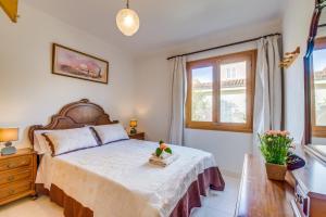 科洛尼亚圣霍尔迪Ideal Property Mallorca - Tobalu的一间卧室设有一张大床和一个窗户。