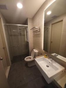 马六甲Rizky D'Bali Homestay @ Bali Residents Melaka的浴室配有卫生间、盥洗盆和淋浴。