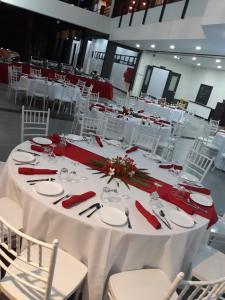 南迪Nasau Resort & Villas的一张带红色餐巾和椅子的大型白色桌子