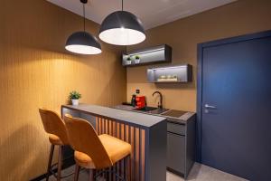 诺维萨德Hotel Element的厨房配有带椅子的柜台和水槽