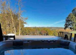 Saint-Félix-de-TournegatGite à la ferme avec jacuzzi et piscine chauffée的山景游泳池