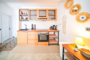 博德鲁姆Stunning Villa in Bodrum with Jacuzzi Bodrum的厨房配有木制橱柜和台面