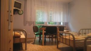 比亚沃加德BOSiR Białogard的小房间设有桌椅和一间卧室