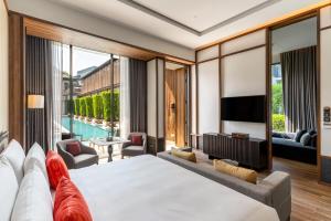 曼谷Villa Deva Resort & Hotel Bangkok的酒店客房设有一张大床和一台电视机。