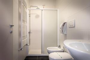 加拉瑞特Pasta Residence Italia Malpensa的带淋浴、卫生间和盥洗盆的浴室
