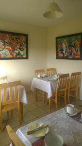 韦斯特波特马尔贝瑞住宿加早餐旅馆的一间配备有白色桌椅的用餐室