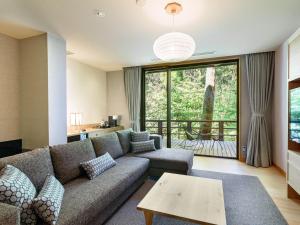 箱根箱根翠松园酒店的客厅配有沙发和桌子