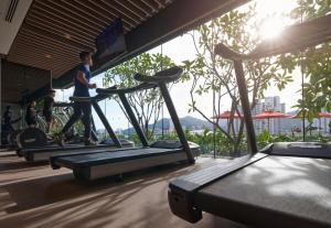 峇六拜槟城国际会展中心阿玛瑞酒店的跑在健身房跑步机上的人