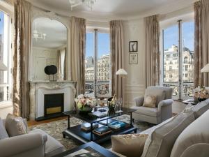 巴黎Hôtel Barrière Fouquet's Paris的带沙发和壁炉的客厅