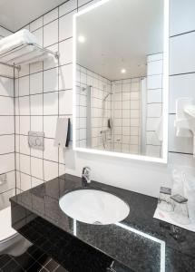 希尔科内斯希尔科内斯多恩酒店的一间带水槽和大镜子的浴室