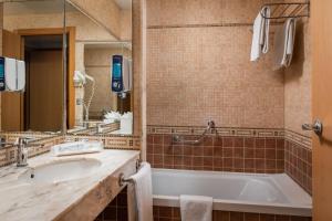 塔拉戈纳塔拉戈纳SB快捷酒店的带浴缸、水槽和镜子的浴室