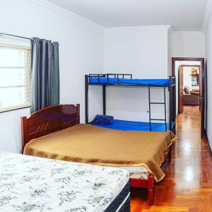 弗朗卡Chácara Recanto Canadá的一间卧室配有两张双层床。