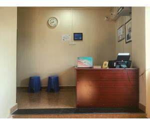 布莱尔港Aqua Horizon的办公室,墙上有一张桌子和闹钟