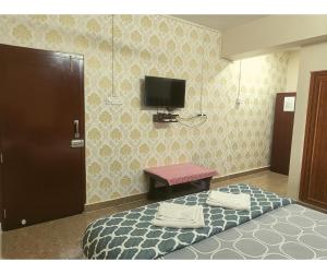 布莱尔港Aqua Horizon的卧室配有一张床铺,墙上配有电视