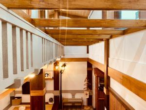 台南末廣通一館 日式包棟民宿 Suehirodori Japanese Entire Homes No1的走廊设有木制天花板和木梁