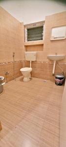 埃尔加德Royal Black Pepper Cottage的一间带卫生间和水槽的浴室