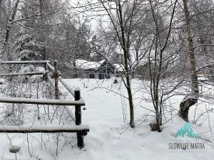 MátraszentistvánSlowlife Mátra的覆盖着雪地的围栏和树木