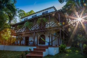 洛斯纳兰霍斯Villa Maria Tayrona, Jungle and Sea Experience的丛林中的一座房子,阳光照耀着