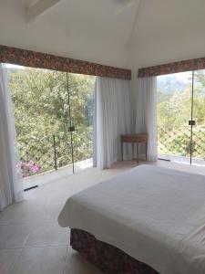 伊泰帕瓦Zen的一间卧室设有一张大床和大窗户