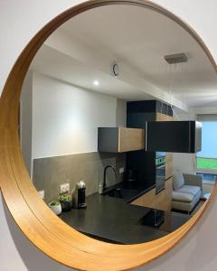 布尔日Bel Appartement CV的一间厨房,内设一个大型圆形镜子