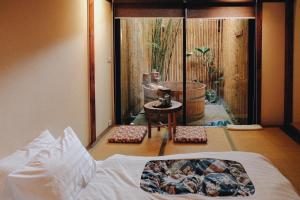 曼谷MAYU Bangkok Japanese Style Hotel的一间卧室配有一张床,享有花园的景色