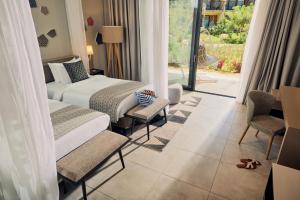 普瓦尼梅查恩加尼TUI BLUE Bahari Zanzibar的酒店客房带床、椅子和窗户