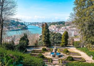 波尔图Lapa City Flat Porto - by Guest SPA的花园设有雕像,享有河景