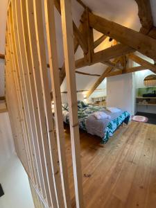 Saint-Malon-sur-MelA la Mémoire de Merlin & SPA的阁楼间 - 带1张床和木地板