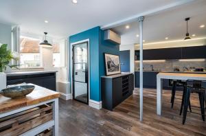萨德伯里Number One High Street Clare的厨房拥有蓝色的墙壁和木地板