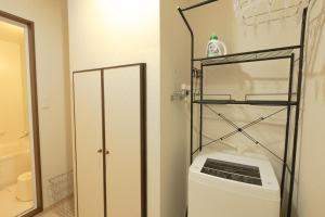 旭川STAY IN ASAHIKAWA99的一间带洗衣机和烘干机的浴室