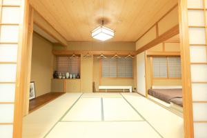 旭川STAY IN ASAHIKAWA99的大型客房设有床和窗户。
