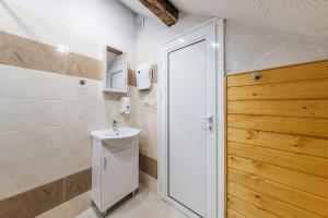 索非亚Sofia Folklore Life Apartment的浴室配有白色卫生间和盥洗盆。