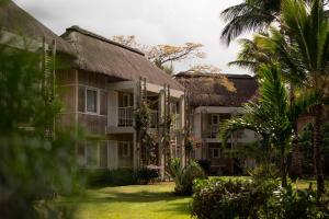 塔马兰沃兰达塔玛林Spa酒店的享有棕榈树建筑的外部景色