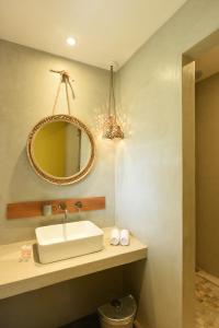 塔马兰沃兰达塔玛林Spa酒店的一间带水槽和镜子的浴室