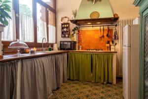 蒙特普齐亚诺波利赞那圣贝别墅的厨房配有水槽和冰箱
