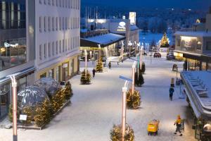 罗瓦涅米Lapinmaa Apartments的一条城市街道,装饰着圣诞树和灯
