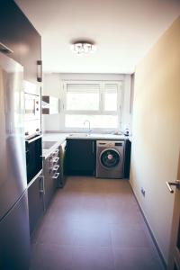 卡斯特利翁-德拉普拉纳Apartamento Centro Castellón con Parking 2的厨房配有洗衣机和洗碗机。