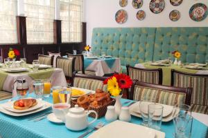 波哥大马蒂斯酒店的用餐室配有餐桌和食物