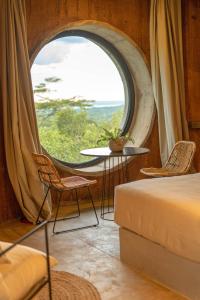 圣贝纳迪诺Tava Cerro的客房设有大窗户、桌子和椅子。
