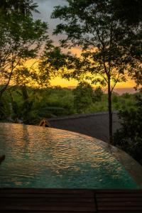圣贝纳迪诺Tava Cerro的一座享有日落美景的游泳池