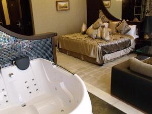 巴库里维埃拉酒店的带浴缸和床的浴室