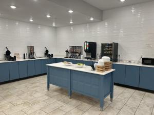 格林斯伯勒Country Inn & Suites by Radisson, Greensboro, NC的一间大厨房,里面设有蓝色的柜台