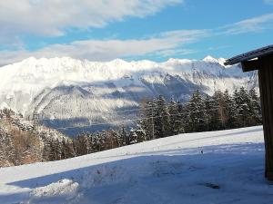 因斯布鲁克Ahrnhof的享有雪覆盖的山脉美景,设有房屋