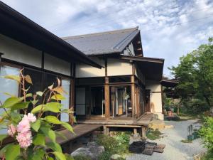 笛吹市Fukurou no Oyado - Vacation STAY 71243v的一个小房子,设有门廊和窗户
