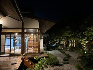 笛吹市Fukurou no Oyado - Vacation STAY 71438v的夜晚带庭院的房子